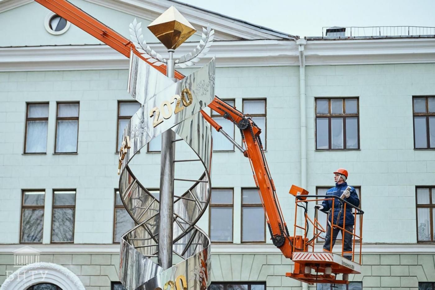 В БНТУ открыли скульптурную композицию «Кристалл Знаний» и заложили капсулу времени